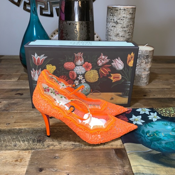 Gucci Virginia Lace Pumps - Picture 3 of 8